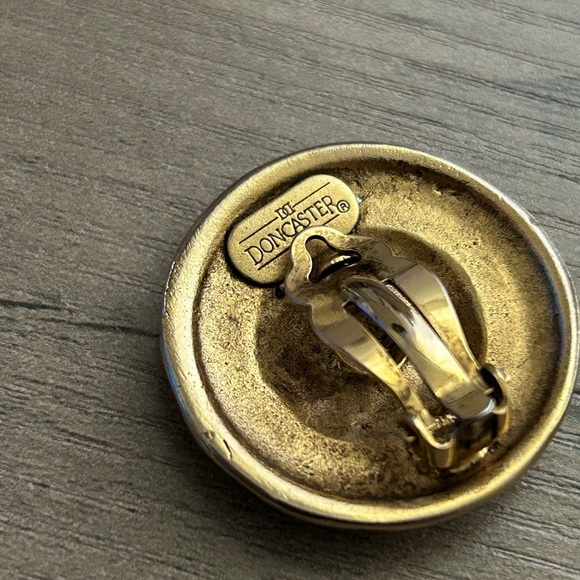 Vintage Doncaster Gold Floral Clip On Earrings! - Picture 4 of 4